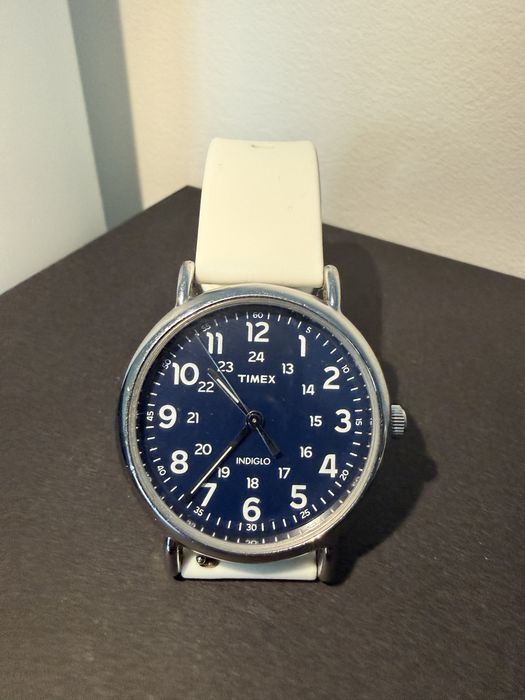 Timex TW2R4500 Indiglo – granatowa tarcza, biały pasek