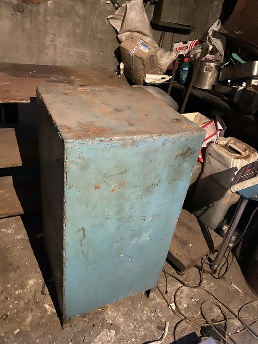 Металевий шкаф для інструменту