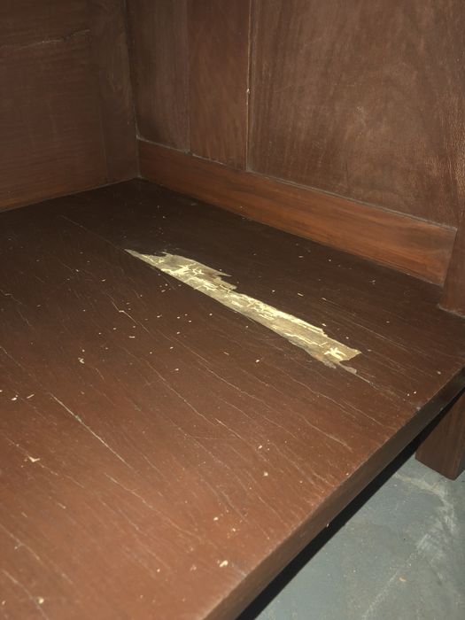 Aparador antigo com pedra de mármore