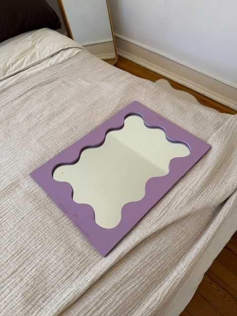 Espelho Artesanal Lilás com Design Ondulado – 56 x 40 cm