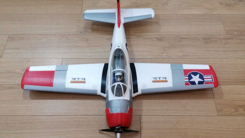 Lote Aeromodelismo RC - 2 Aviões Warbirds + Comando + Recetor + 4 Baterias e Carregador