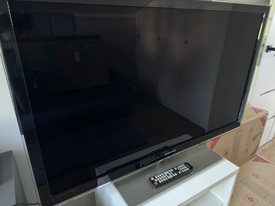 Telewizor marki Samsung o przekątnej 46 cali model UE46C6500UW