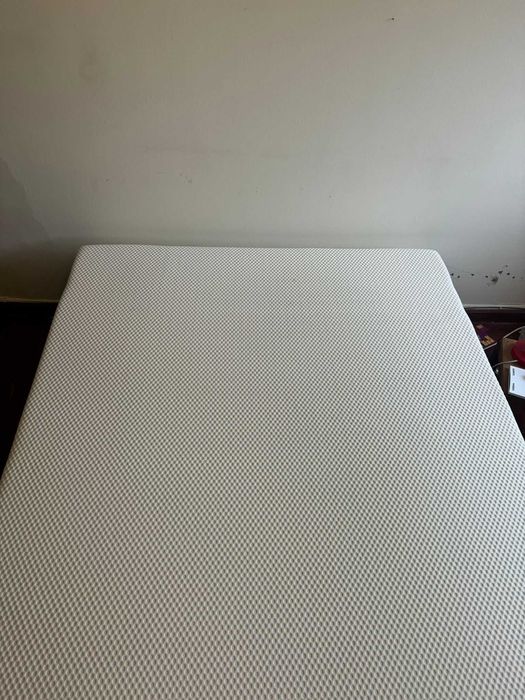 Estrado / base de cama da casal (IKEA) + dois colchões como NOVOS (IKEA)