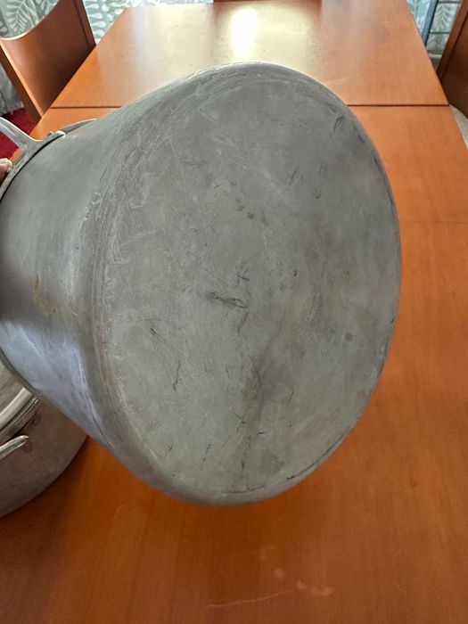 Tacho e panela de alumínio usados uma vez