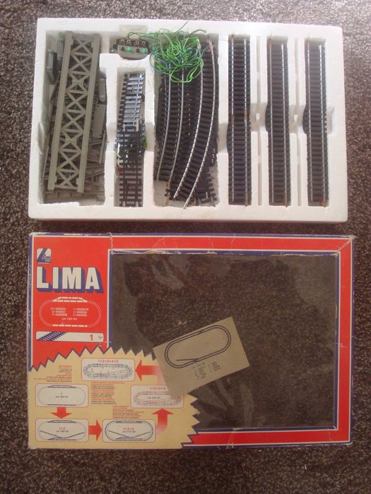 Pista elétrica de automóveis "CHAMPION" e comboio elétrico "LIMA"