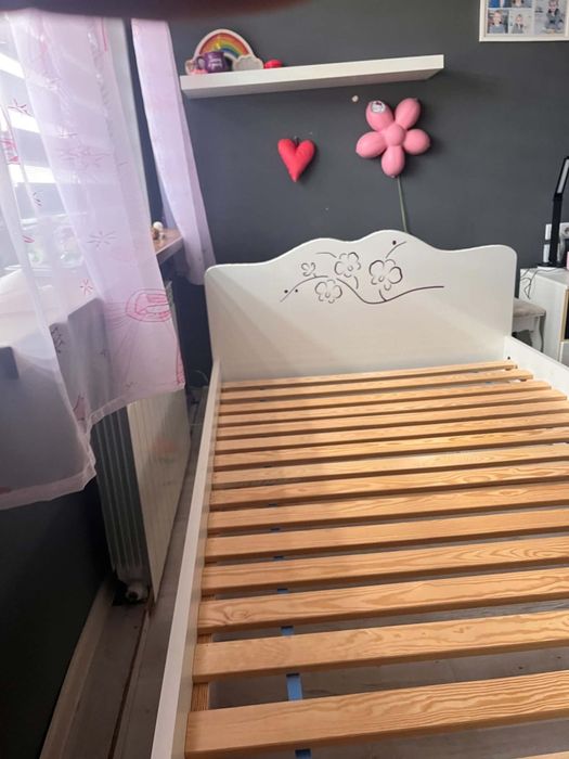 Sprzedam łóżko ,komodę i fotel do biurka