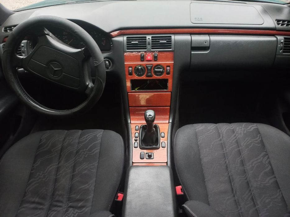 Mercedes-Benz E 210 2.0D