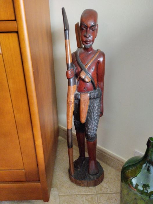 Estatueta de madeira