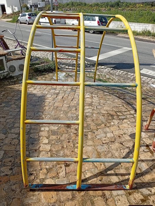 Parque infantil em ferro