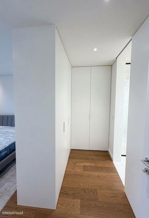 Apartamento mobilado com largo terraço no edifício Paço de Rei Plaza.
