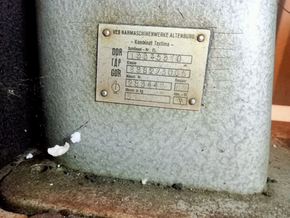 Промислова швейна машинка