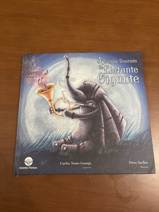 A trompa dourada do elefante gingante