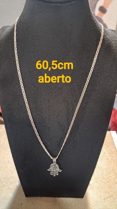 Fios correntes  em prata contrastada.