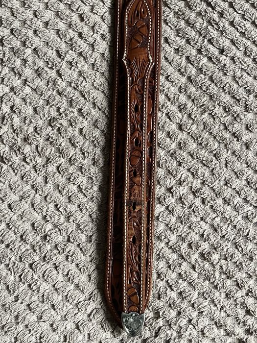 Вінтажний шкіряний ремень серебряную пряжкою.