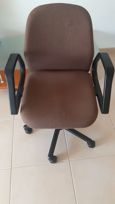 Cadeira de escritório em bom estado