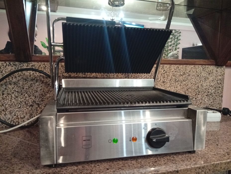Grill Sanduicheira Profissional elétrica 
Vendo grill elétr