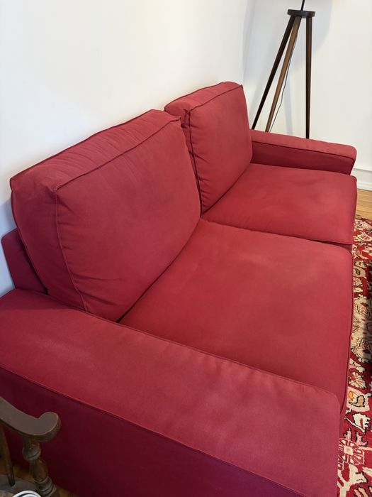 Sofá IKEA KIVIK 3 Lugares + Puff com Arrumação – Vermelho