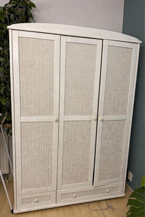 Biała szafa drewniana