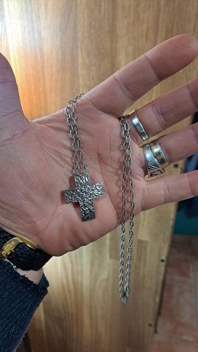 Fios correntes  em prata contrastada.