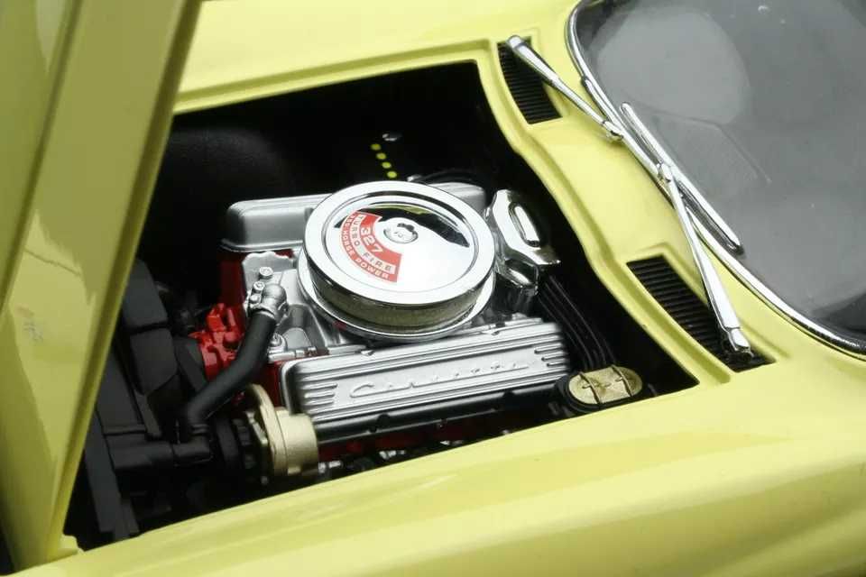 1/18 Exoto Chevrolet Corvette 327 L79 Sting ray (sunfire yellow) 1967