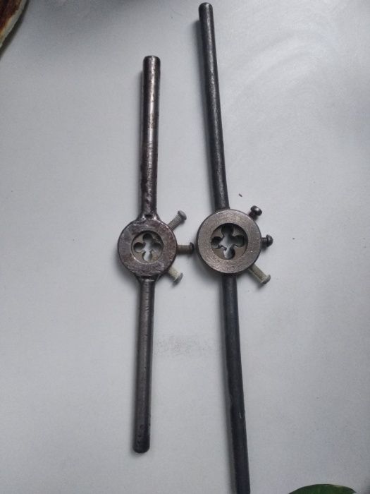 Плашкодержатель с плашкой