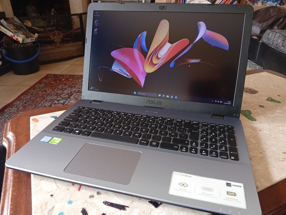 Asus Vivobook i5 8250U + 2 Gráficas + 12GB RAM + SSD + HDD