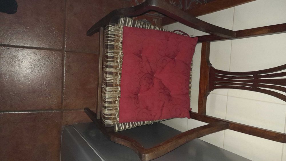 Cadeira de madeira de corda