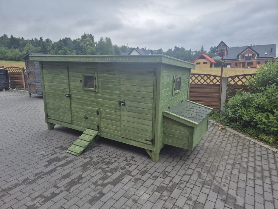 Kurnik dla kur że schowkiem