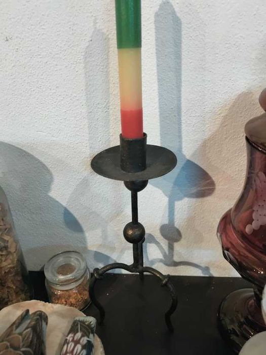 Candelabro e castiçal em metal