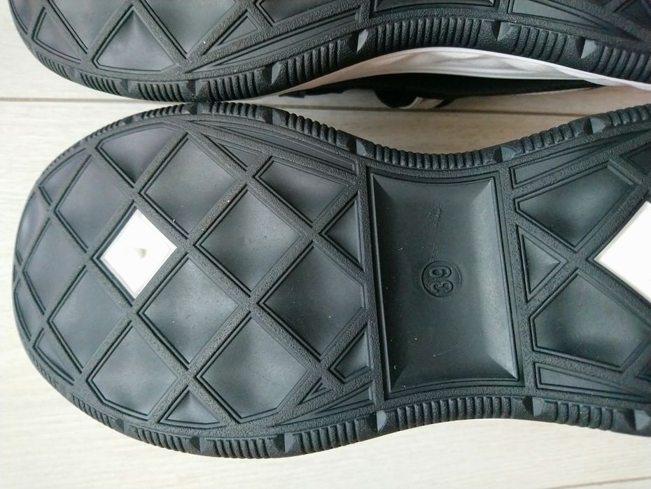 Кросівки нові Loretta 39