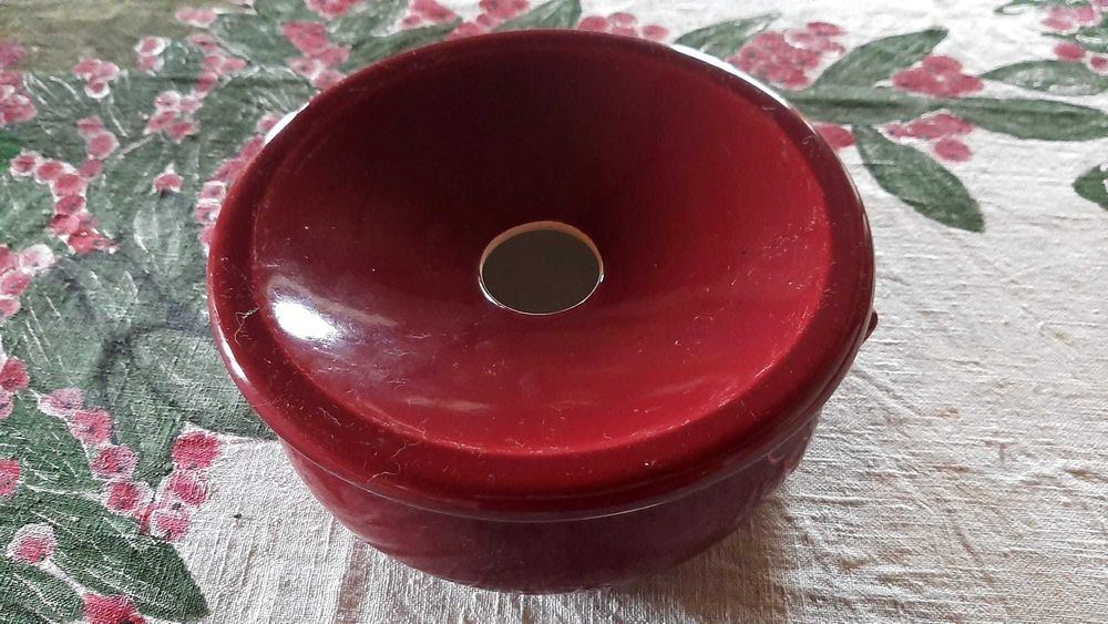 Cuspideira em porcelana