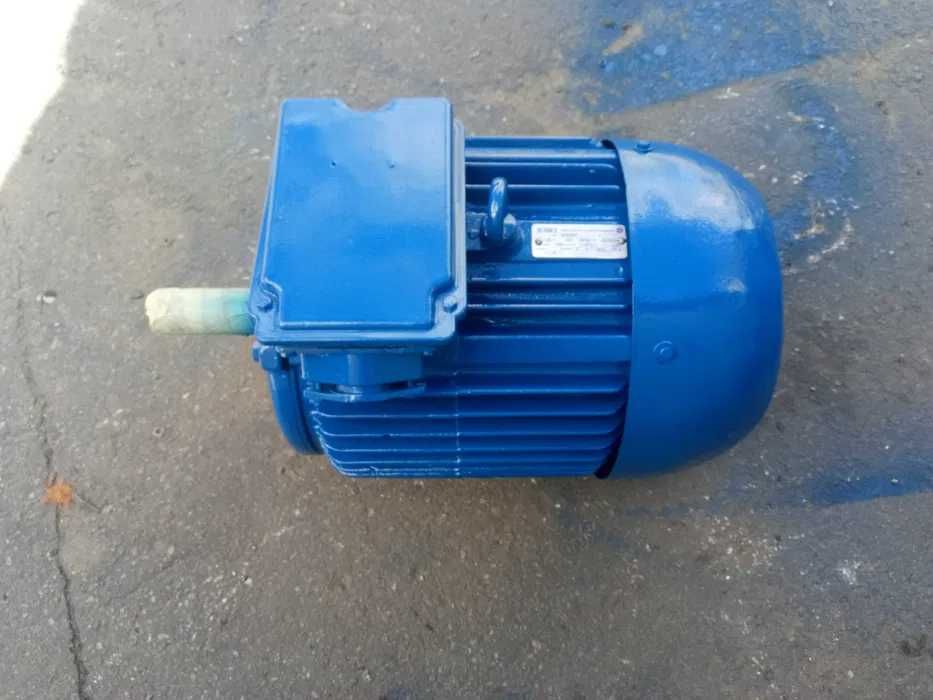 Электродвигатель отличном сост 0.37-5.5 квт с преобразователем220вольт