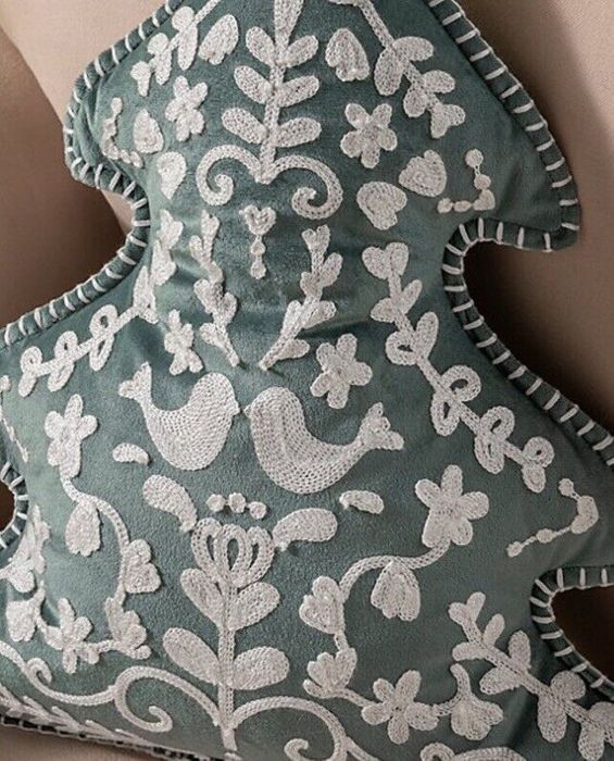 Подушка декоративна у новорічному дизайні від Стейсі Соломон