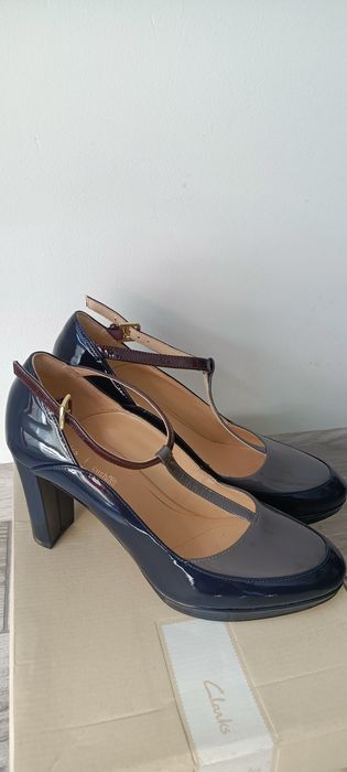 Buty skórzane na obcasie Clarks rozmiar 39 lakierowane