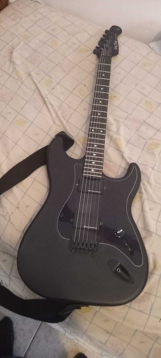 Vendo guitarra eléctrica mais sbufar e mais uma culuna ambos bom estad