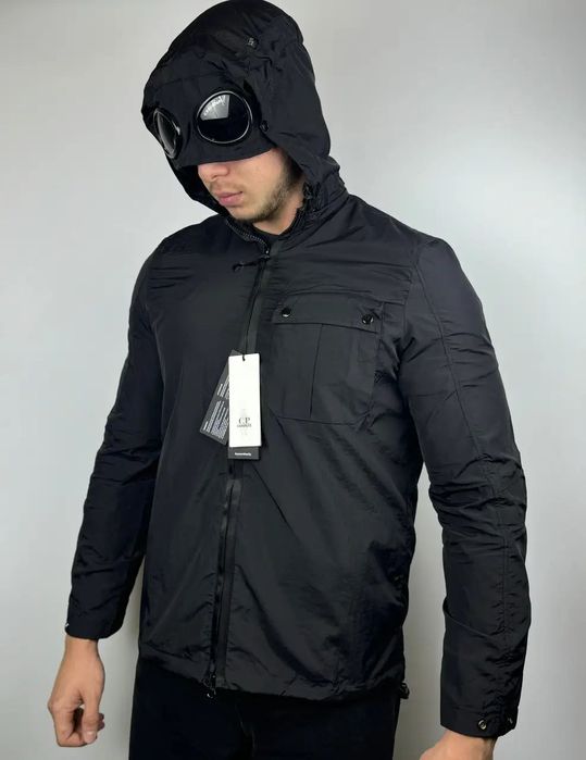 Водовідштовхуюча куртка із лінзами на капюшоні C.P. Company чорна.