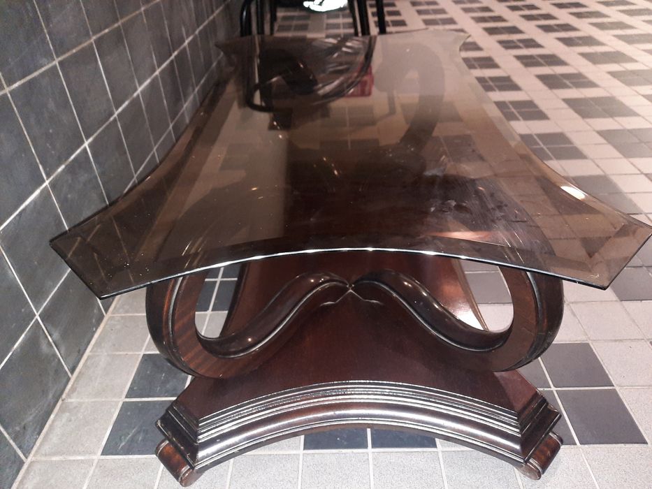 Duas mesas em madeira castanho