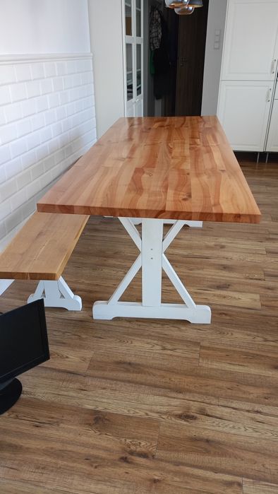 Duży drewniany stół i ławka do siedzenia