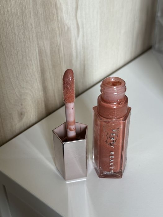 Błyszczyk Fenty Beauty Fenty gloss Glow  połowa opakowania sephora