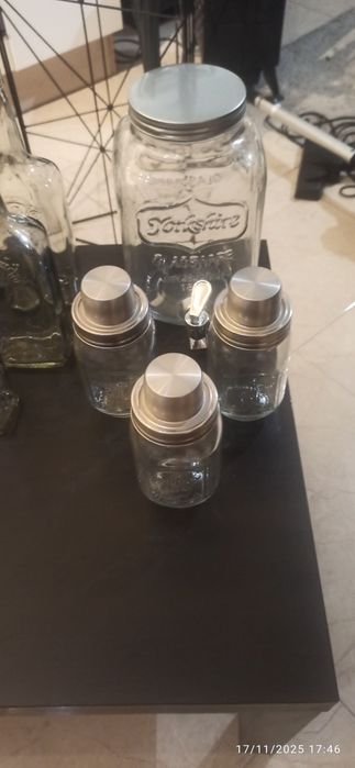 Várias garrafas/ frasco e copos de shot