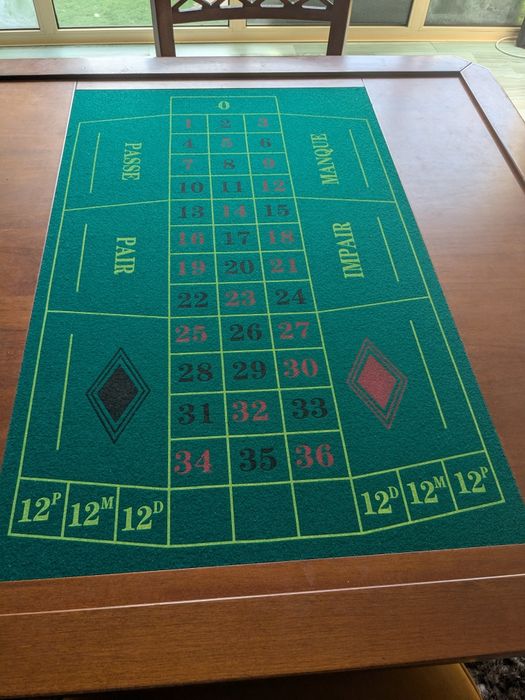 Mesa de jogo com cadeiras