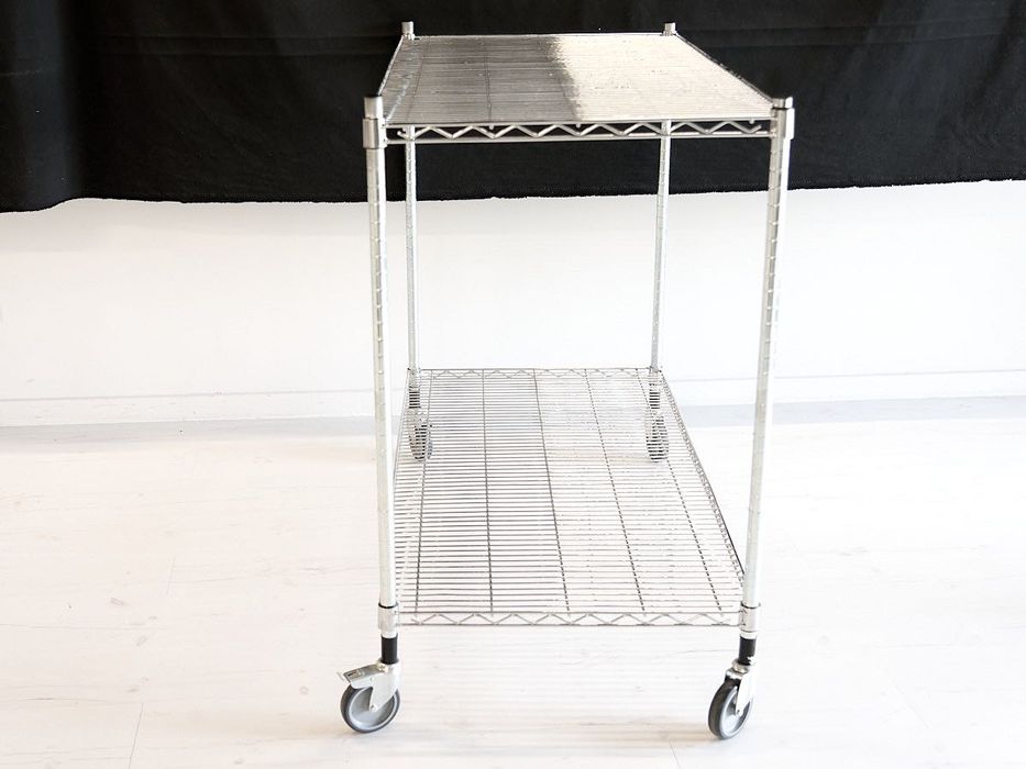 Mesa em estrutura de arame - aço cromado  121x60 com rodas