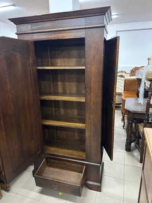 Wyjątkowa, klasyczna szafa z drzwiami bocznymi i szufladą.