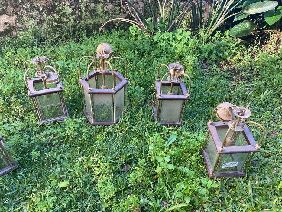 Cinco Candeeiros Em Madeira E Metal (Quatro Quadrados E Um Maior)