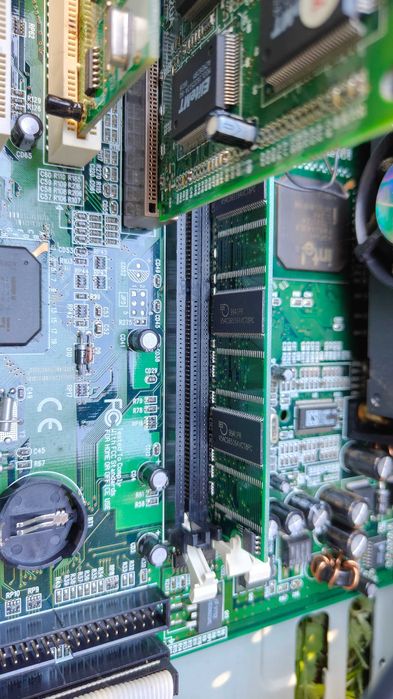 Stary komputer Retro Intel Pentium fw82443lx