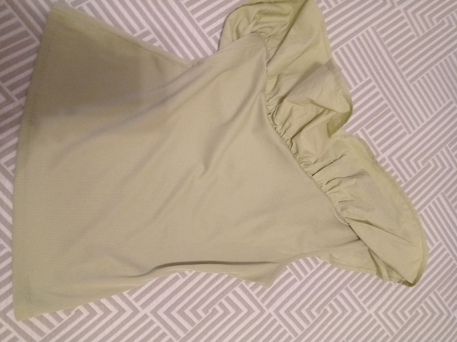 Top verde com folho e bordado inglês