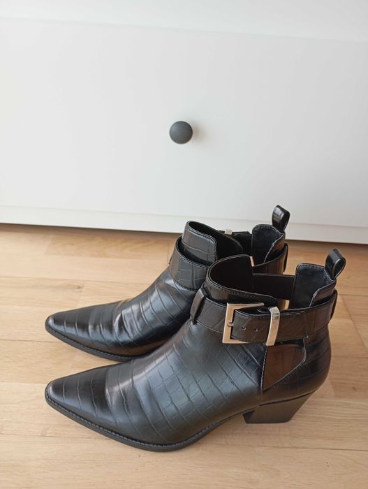 Botins pretos com textura