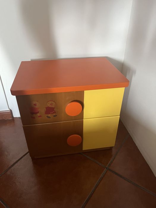 Mesa de cabeceira criança em bom estado