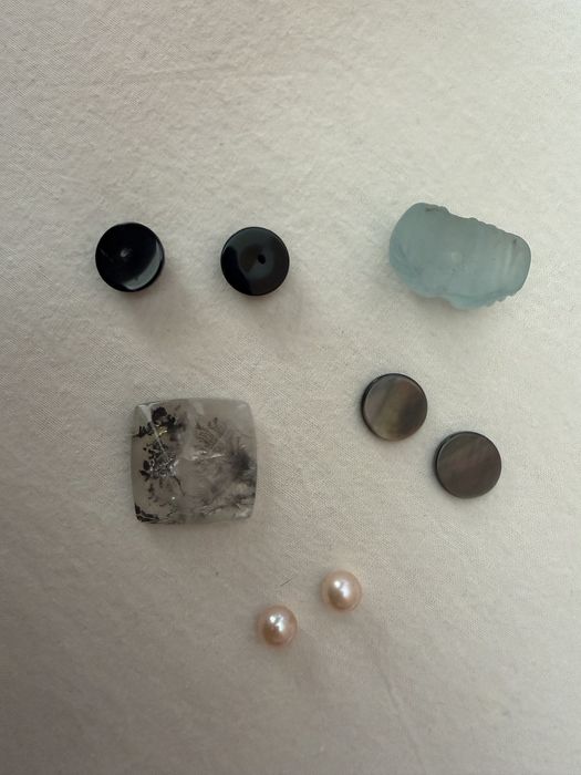 Conjunto de pedras e perolas naturais diversas