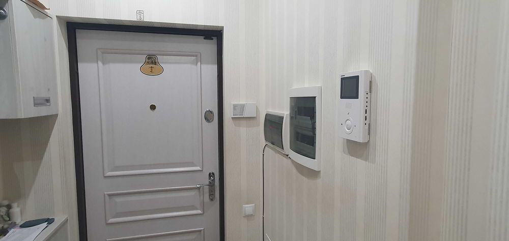 Центр Продам трехкомнатную квартиру    в новом кирпичном доме ЛД